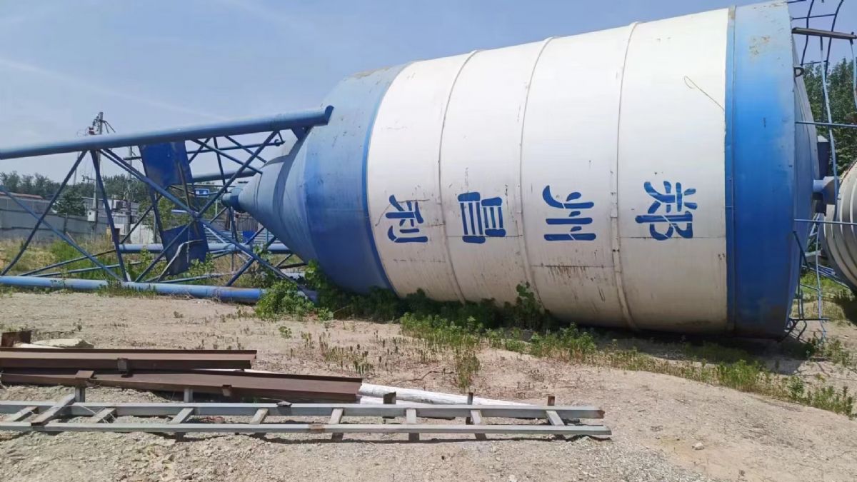 河南周口：便宜处理4台200吨水泥罐，大长腿带脉冲-1