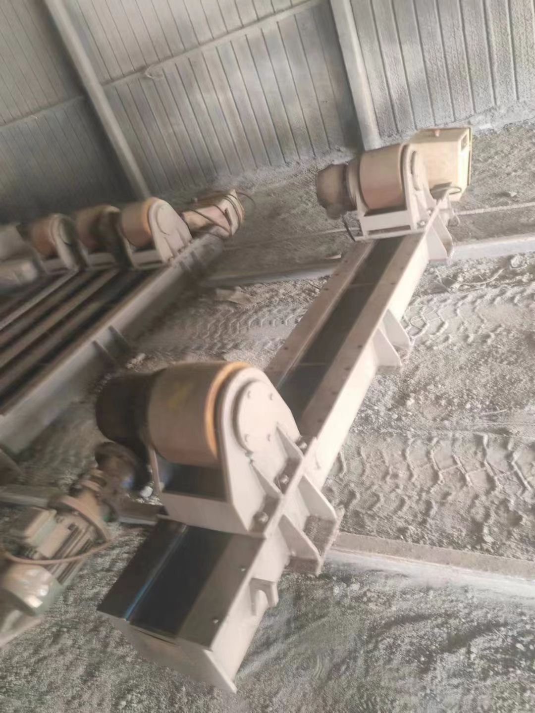 出售旧风电塔筒用滚轮架2条线出让。-2