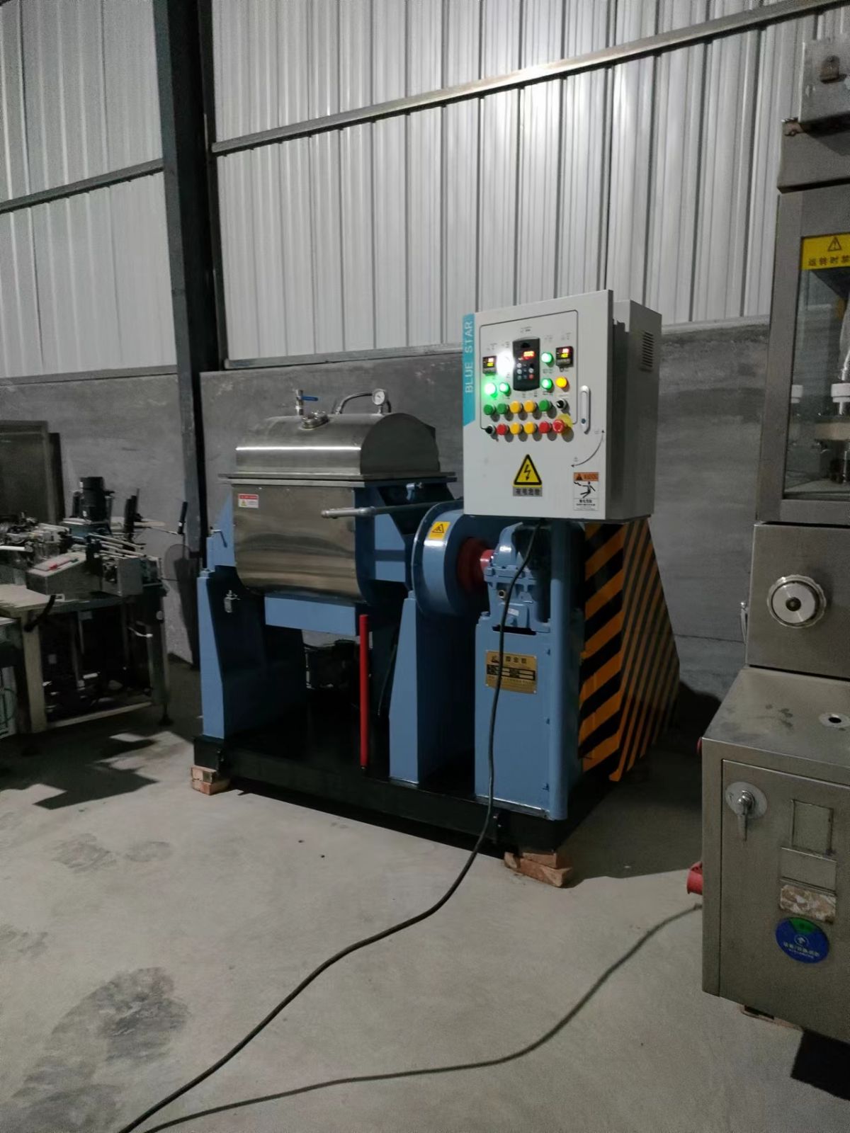 二手捏合机二手100升捏合机 电加热抽真空 液压翻-1