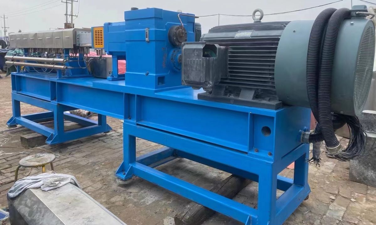 出售9成新南京双螺杆造粒机一套-2