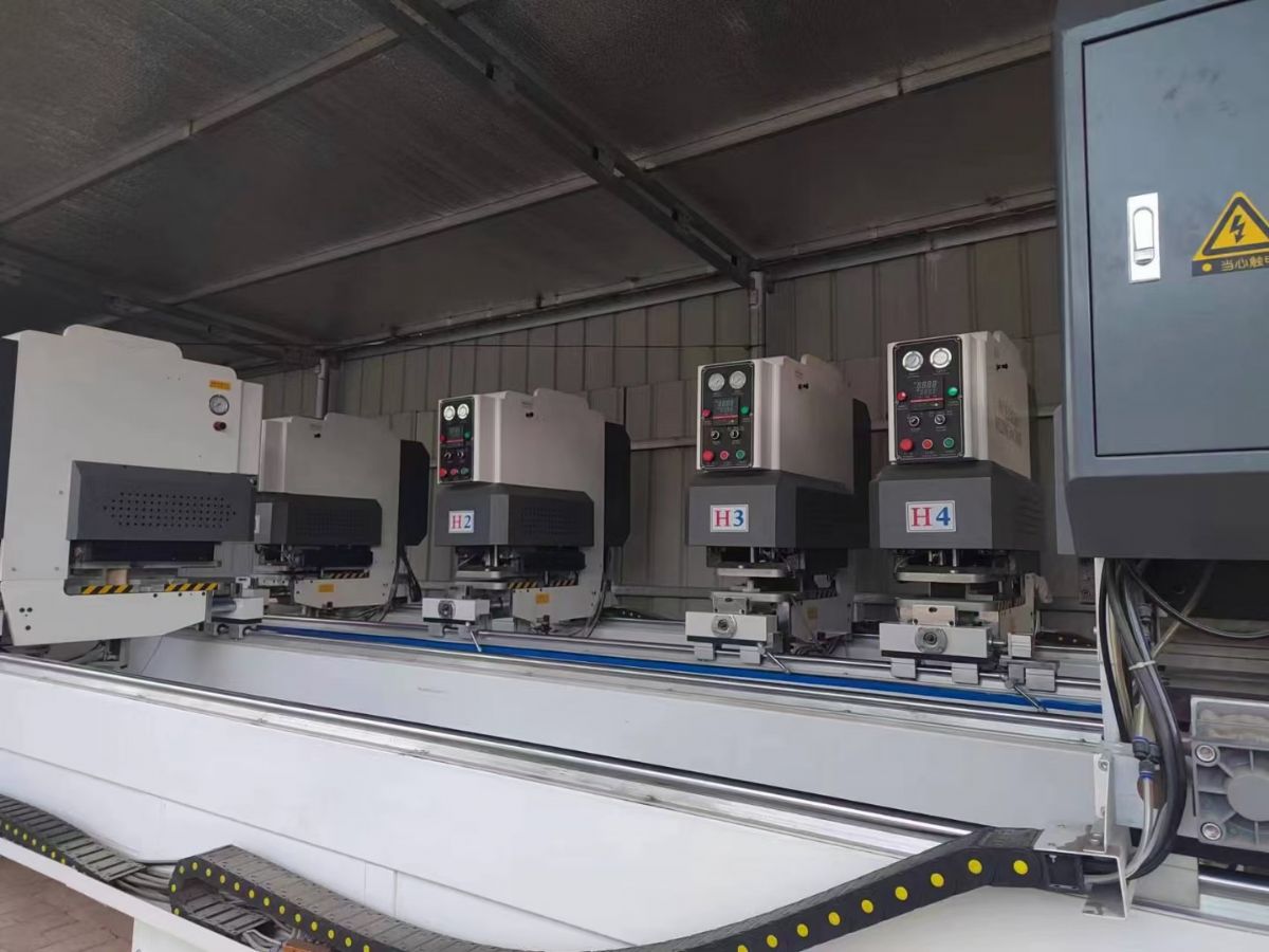 出售二手9成新塑钢门窗无缝四位焊机两台-1