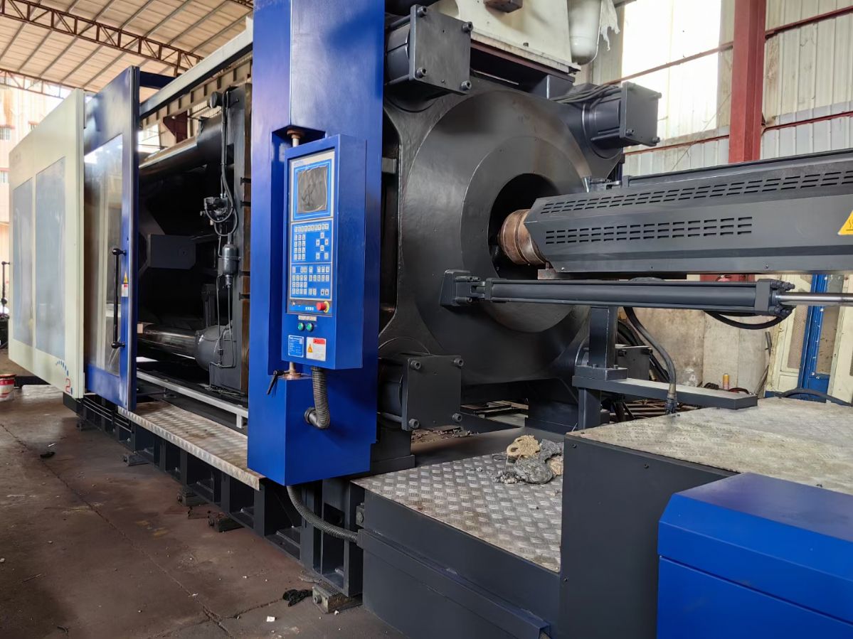 低价急转让二手注塑机海天1300吨-2