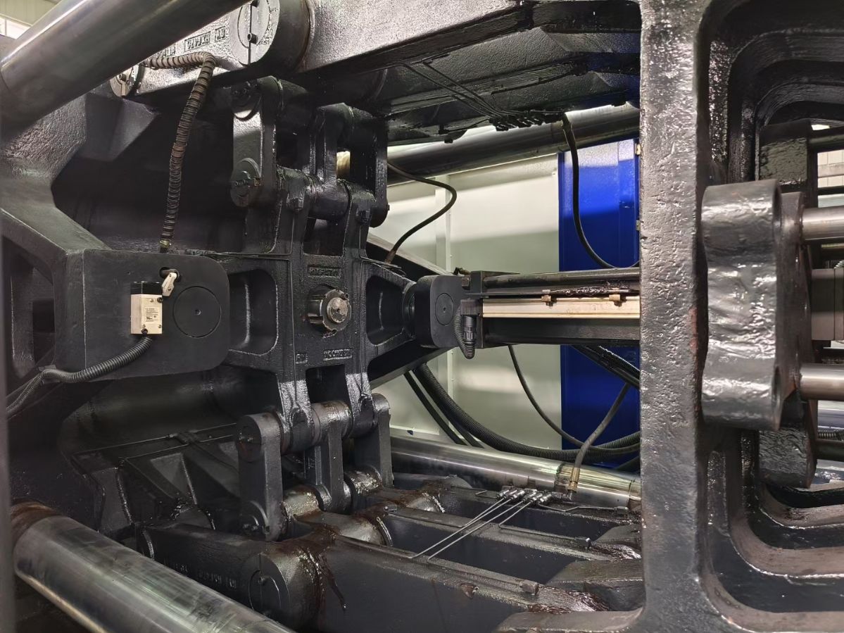 低价出售二手注塑机海天470吨-2