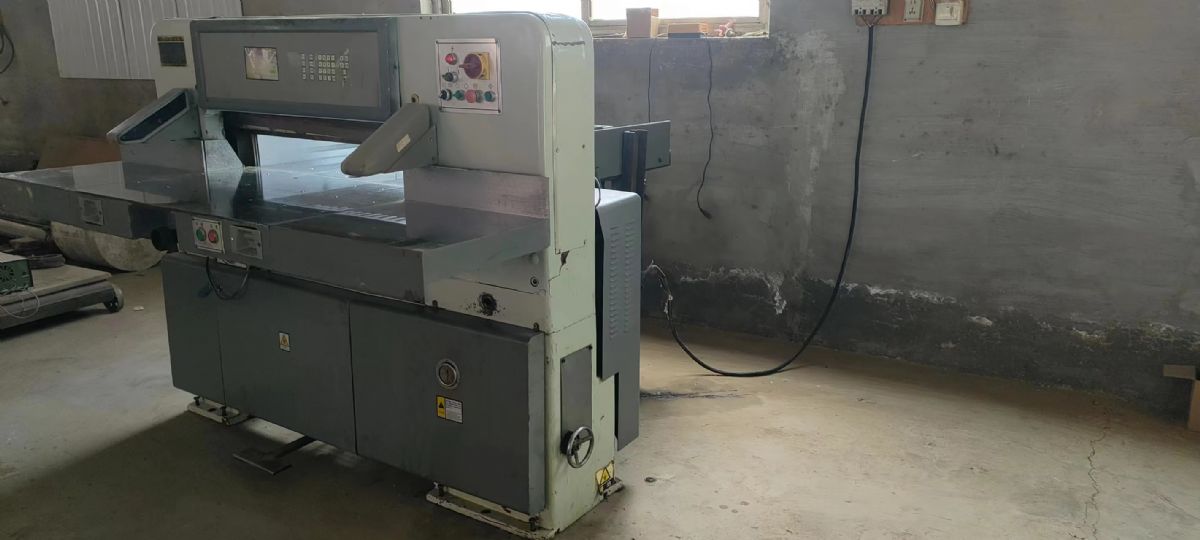 转让8成新920型液压程控切纸机一台-1