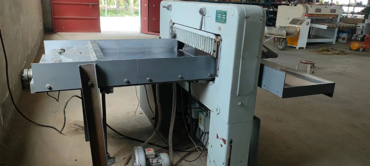 转让8成新920型液压程控切纸机一台-2