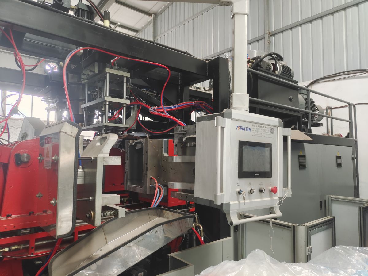 全新吹塑机转让-1