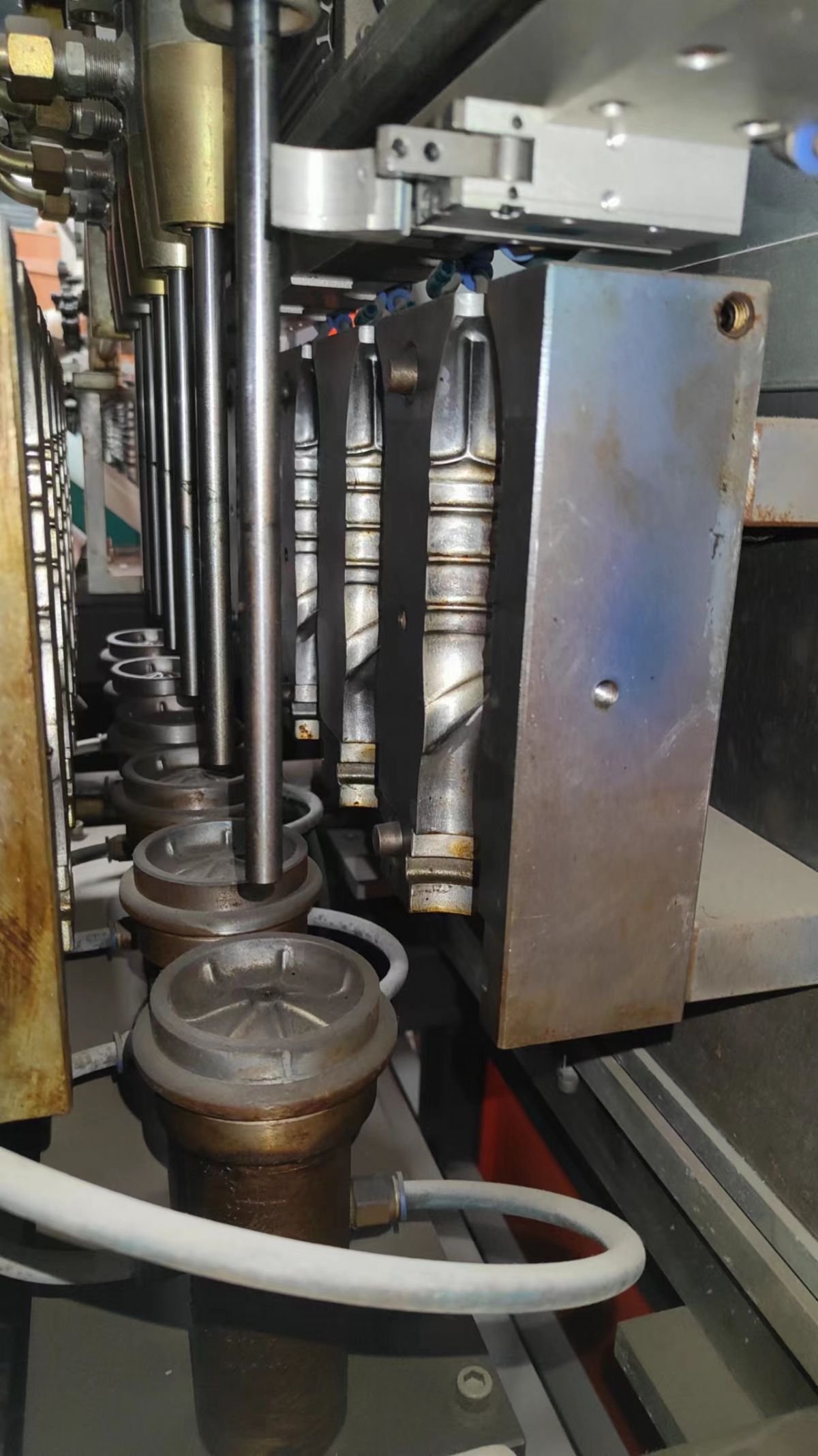 吹瓶机 吹塑机一出六间距120可以吹两升瓶子-1