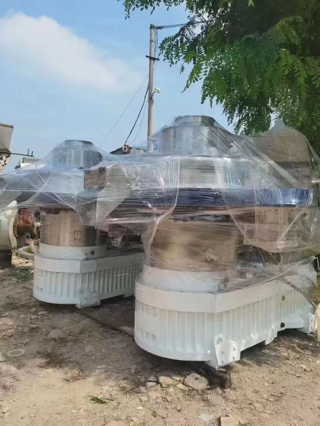 出售两台23年全新新款560型木屑颗粒机-1