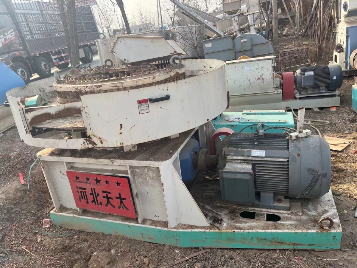 出售河北天太72孔压块机-1