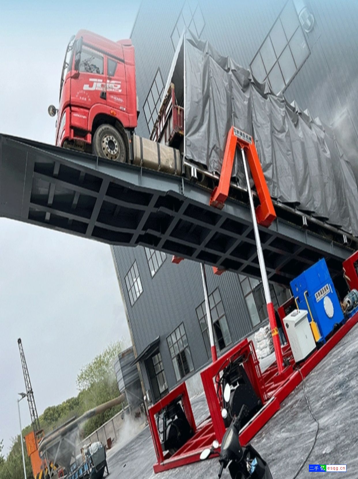 出售液压翻板装卸机,智能卸车平台,撕碎机-2