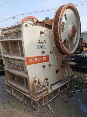 出售750 1100鄂式破碎机，状态好
