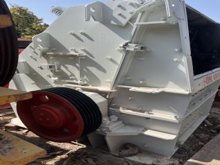 二手大口径强力反击式破碎机时产250吨石