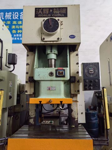 二手气动冲床125吨，沃得精机。便宜出售