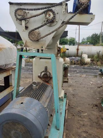 二手饲料粉碎机转让。型号齐全。