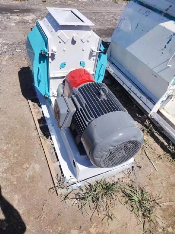 出售二手粉碎机、正昌37千瓦锤片式粉碎机