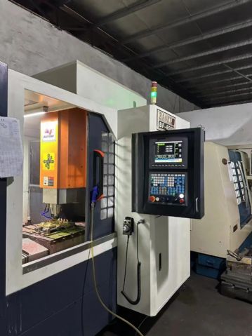 定下工厂在位宝烽650精雕机、新代21m