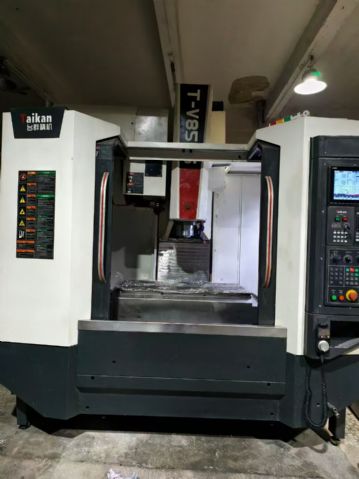 上新台群v856S三线轨加工中心，三菱M