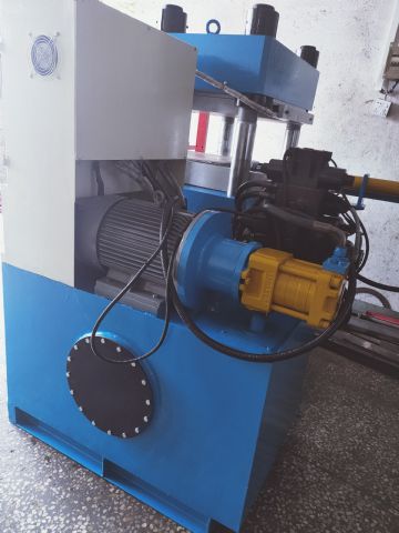 200吨单头带前顶推模硫化机