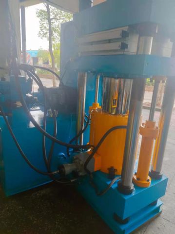 150吨硫化机500*500