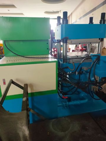 100吨二手硫化机出售带前顶推模