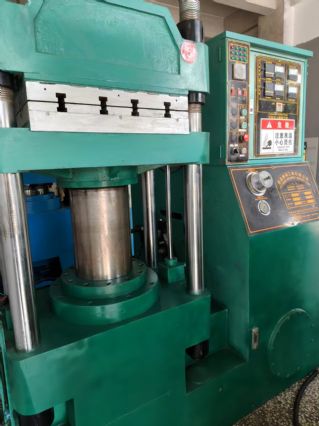 转让120吨大台面热压机