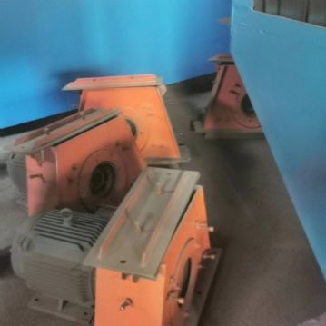 九成新钢结构抛丸机宽一米五，高两米，八个