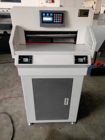 转让9.9成新460电动程控切纸机一台