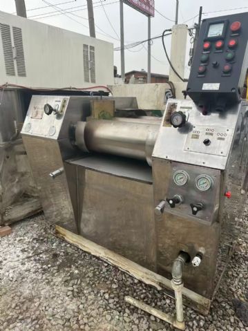 转让二手三棍研磨机 一台260型不锈钢机