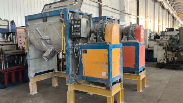 转让二手螺带混合机 两台容积1立方电加热