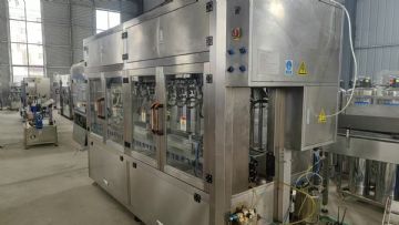 转让二手食用油灌装机 一台1.8升-5升