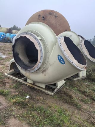 转让9成新二手30千瓦玻璃钢风机两台