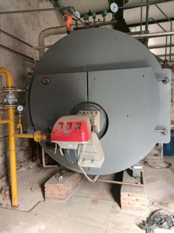 低价处理2吨燃气蒸汽锅炉一套，手续齐全