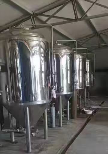 出售酿酒设备，500一5吨啤酒发酵罐设备