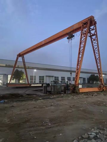 地行龙门吊