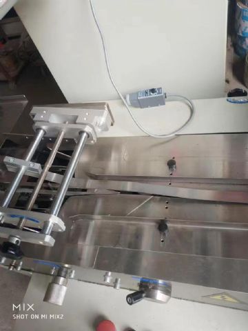 转让99新300型枕式包装机一台！！