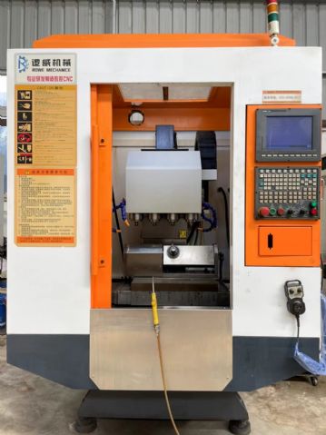 罗威四头五轴精雕机，新代21MA系统，主