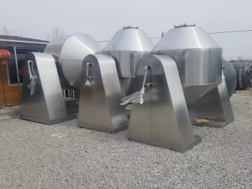 二手干燥机2台16年出厂3000升双锥回