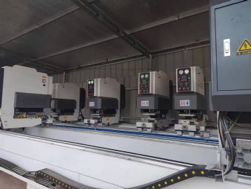 出售二手9成新塑钢门窗无缝四位焊机两台